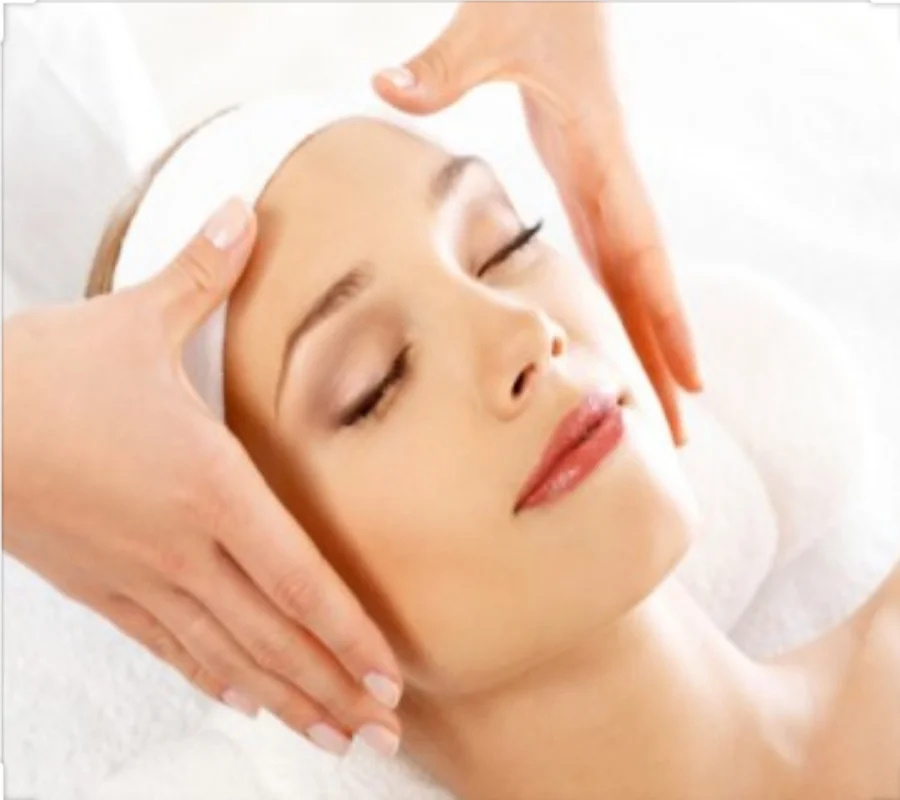 Masaje facial y craneal, movimientos circulares en la cara
