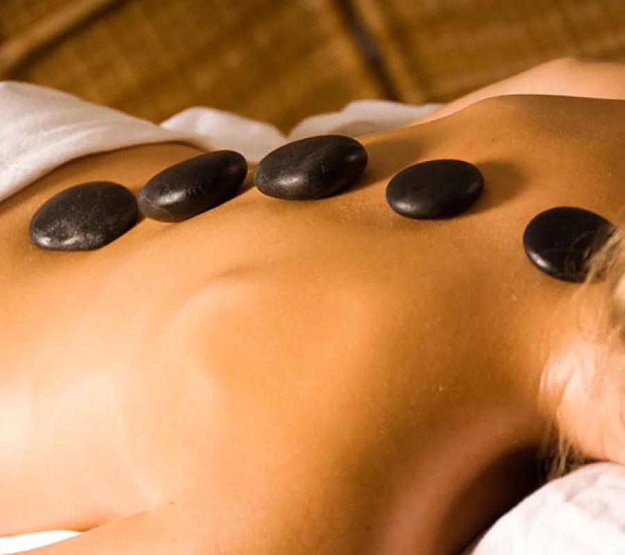 Masaje con piedras calientes volcánicas